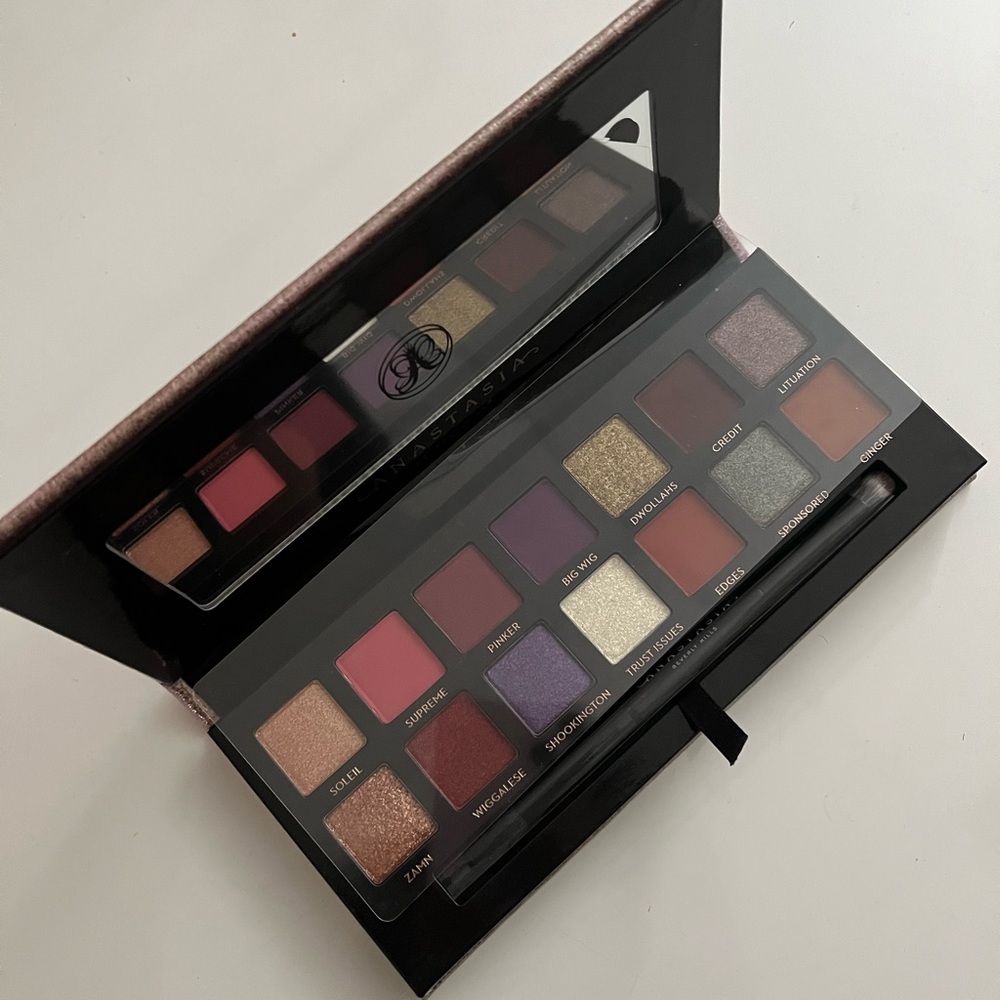 Jackie Aina ABH eye shadow palette